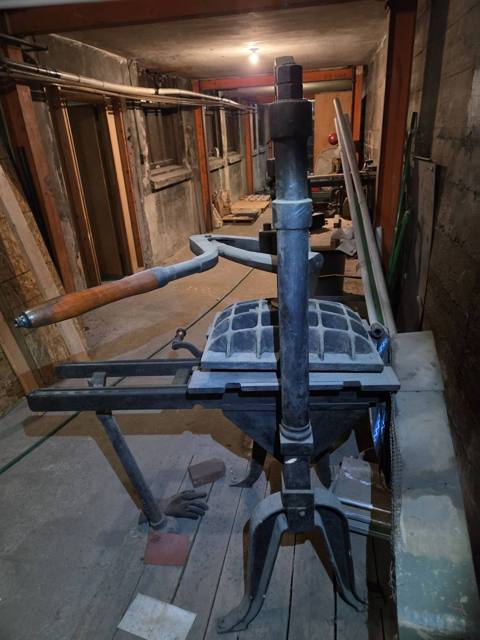 Side view with rails and rounce