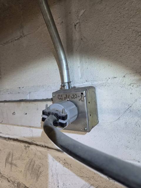 Twist-lock power connection